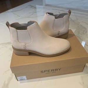 NWOT Maya Chelsea Leather Booties! SIZE 6!